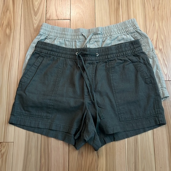 Gap bundle of 2 Green and Tan  women’s Shorts - Picture 2 of 6